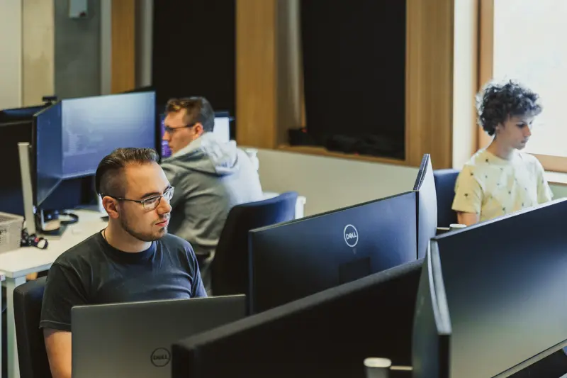 des personnes travaillent sur un ordinateur